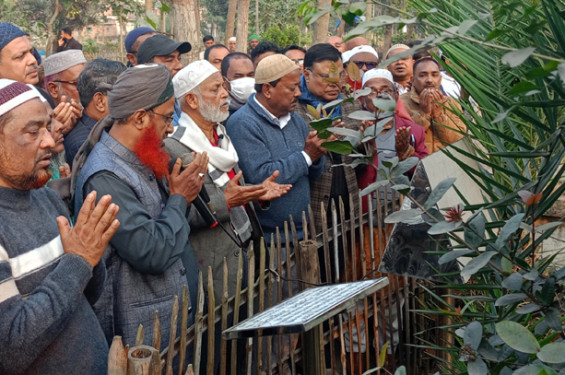 খুরশিদ জাহান হক চকলেটের কবর জিয়ারত করলেন বিএনপি নেতা হেলালুজ্জামান তালুকদার