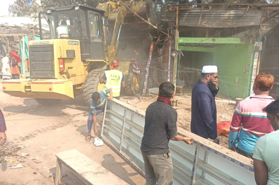 লক্ষ্মীপুরে অবৈধ স্থাপনায় চলছে প্রশাসনের উচ্ছেদ অভিযান
