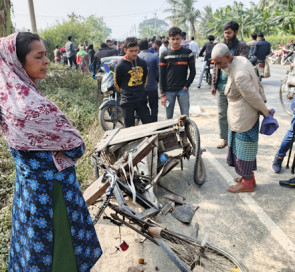 সাতক্ষীরায় বাস চাপায় বৃদ্ধ ভ্যানচালক নিহত