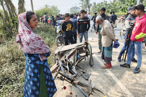সাতক্ষীরায় বাস চাপায় বৃদ্ধ ভ্যানচালক নিহত