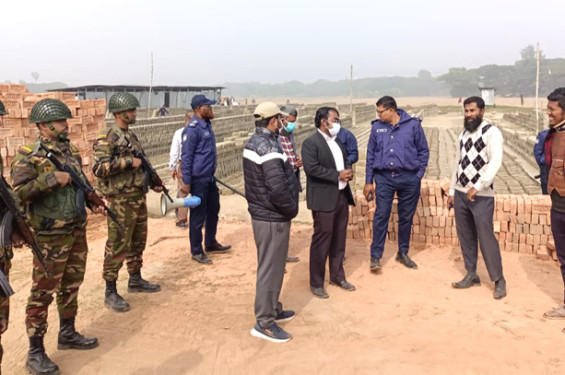 লক্ষ্মীপুরে ৮ ইটভাটায় অভিযান চালিয়ে জরিমানা আদায় ও চুল্লি বিনষ্ট