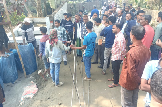 লক্ষ্মীপুরে নিয়ম বহির্ভূত বহুতল ভবনের ফাইলিংয়ে বিধ্বস্ত সড়ক-দোকানপাট, ঝুঁকিতে ভবন