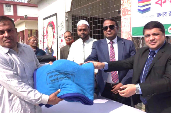 লক্ষ্মীপুরে হতদরিদ্র ও ছিন্নমূল মানুষের মাঝে কম্বল বিতরণ