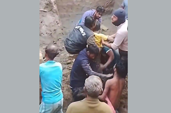 ফরিদপুরে মাটি চাপা পড়ার আধাঘন্টা পর শ্রমিককে জীবিত উদ্ধার