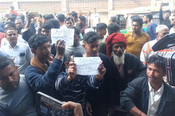 লক্ষ্মীপুরে পুলিশের অভিযানে সিএনজি চালকদের হামলা,  আহত ৪