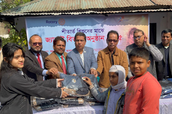 রোটারী ক্লাব অব পাবনার পক্ষ থেকে শীতার্ত শিশুদের জ্যাকেট বিতরণ