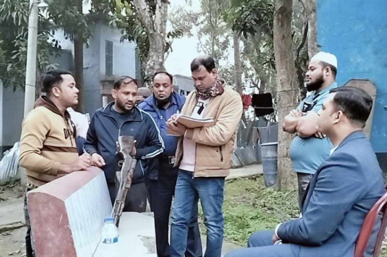 নোয়াখালীতে থানার পুকুরে পাওয়া গেল লুট হওয়া রাইফেল