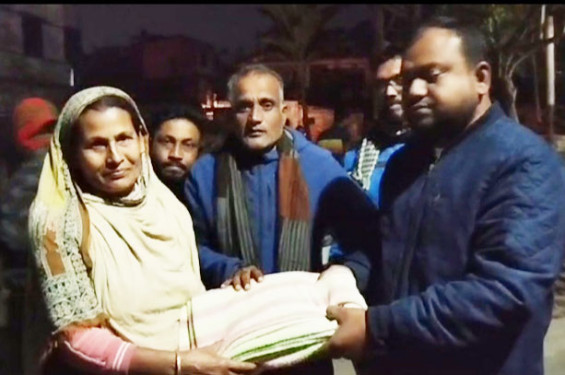 নওগাঁয় যুবদল নেতা খালিদ হাসান লিপ্তর শীতবস্ত্র বিতরণ