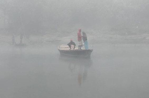 পঞ্চগড়ে বৃষ্টির মতো ঝরছে কুয়াশা
