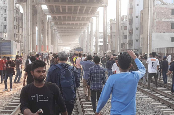 মহাখালীতে রেলপথ অবরোধ করলেন তিতুমীর শিক্ষার্থীরা