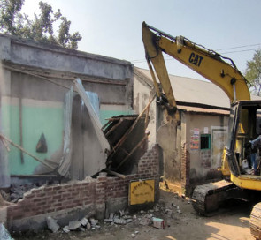 নওগাঁর রাণীনগর উপজেলার কুজাইল বাজারের অবৈধ স্থাপনা উচ্ছেদ