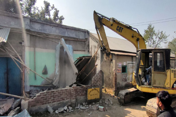 নওগাঁর রাণীনগর উপজেলার কুজাইল বাজারের অবৈধ স্থাপনা উচ্ছেদ