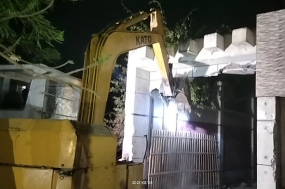 বুলডোজার দিয়ে ভেঙে দেওয়া হল হানিফের বাড়ি