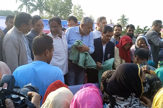 নওগাঁয় দরিদ্র ও অসহায় মানুষের মাঝে শীতবস্ত্র বিতরণ