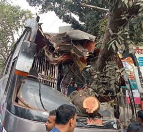 সাতক্ষীরায় সড়ক দুর্ঘটনায় বাস হেলপার নিহত, আহত ১০