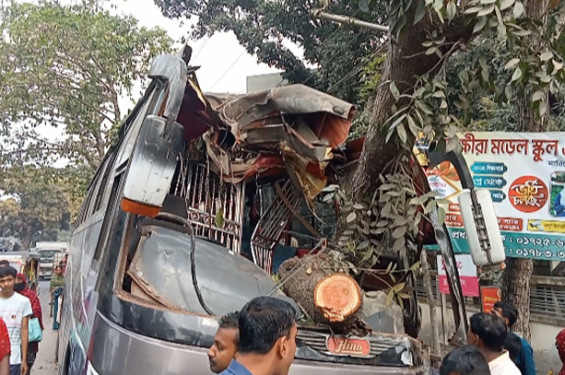 সাতক্ষীরায় সড়ক দুর্ঘটনায় বাস হেলপার নিহত, আহত ১০