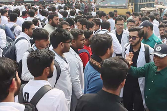 ৫ দফা দাবিতে রংপুরের মেডিকেল শিক্ষার্থীদের ‘কমপ্লিট শাটডাউন’ ঘোষণা