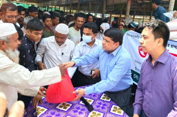 লক্ষ্মীপুরে ৫টি পয়েন্টে ভ্রাম্যমাণ ট্রাকে টিসিবির পণ্য বিক্রি কার্যক্রমের উদ্বোধন