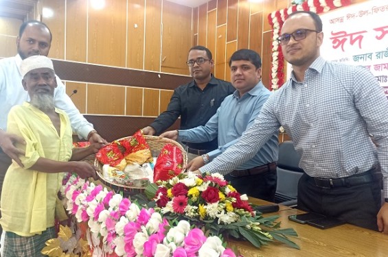 লক্ষ্মীপুরে অসহায়-দুস্থদের মাঝে ঈদ সামগ্রী ও ভিজিএফের চাল বিতরণ