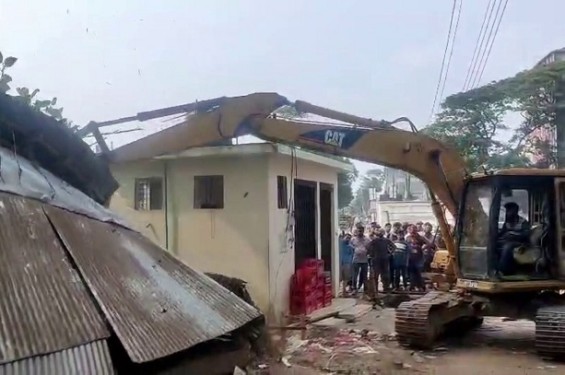 ফরিদপুরে উচ্ছেদ অভিযানে  দোকানঘর ভেঙ্গে দিলে ইউএনও