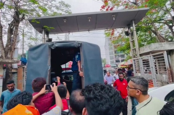 ফরিদপুর মেডিক্যাল কলেজ হাসপাতাল থেকে দালালকে পুলিশে সোপর্দ