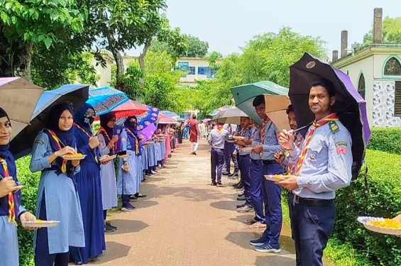 তিনশত ছাতা প্রদর্শন করে বিদায় সংবর্ধনা, সম্মান জানানো হলো অধ্যাপক উত্তম কুমার নন্দীকে