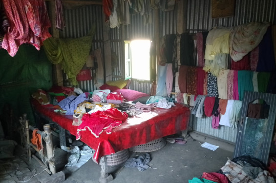 ইয়াবা ব্যবসায় বাধা দেওয়ায় বাড়িঘর ভাঙচুর লুটপাট আহত ২