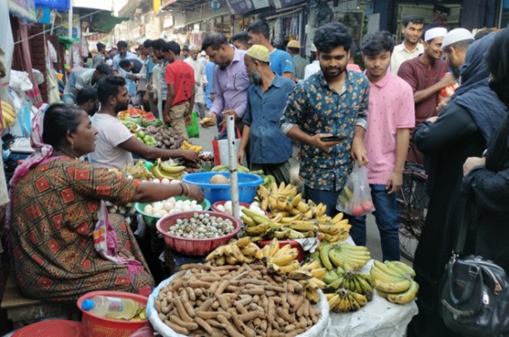 স্বস্তি আছে সবজিতে ফল কিনতে বল হারাচ্ছে মধ্যবিত্ত
