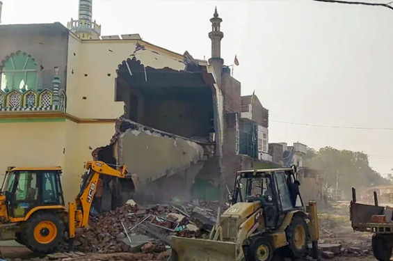 ভারতে ভেঙে দেওয়া হলো প্রায় ২০০ বছরের পুরোনো মসজিদের একাংশ
