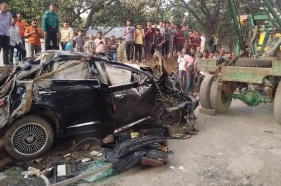 বন্দরে এক্সপ্রেসওয়ে থেকে ছিটকে পড়লো গাড়ি, নিহত ১