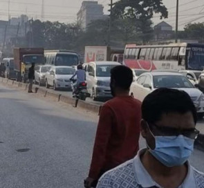 গাজীপুরে মহাসড়ক অবরোধ করে পোশাক শ্রমিকদের বিক্ষোভ