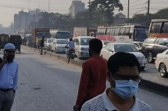 গাজীপুরে মহাসড়ক অবরোধ করে পোশাক শ্রমিকদের বিক্ষোভ