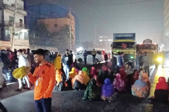 গাজীপুরে বকেয়া বেতনের দাবিতে মহাসড়ক অবরোধ