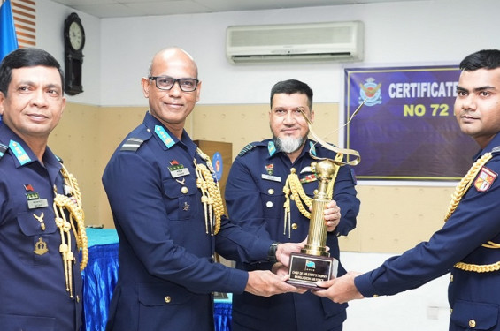 বিমান বাহিনীর ৭২তম ফ্লাইট সেফটি অফিসার্স কোর্সের সনদপত্র বিতরণ