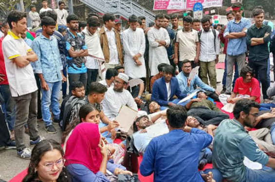 চতুর্থদিনের মতো অনশনে তিতুমীরের শিক্ষার্থীরা, বিকেলে অবরোধ