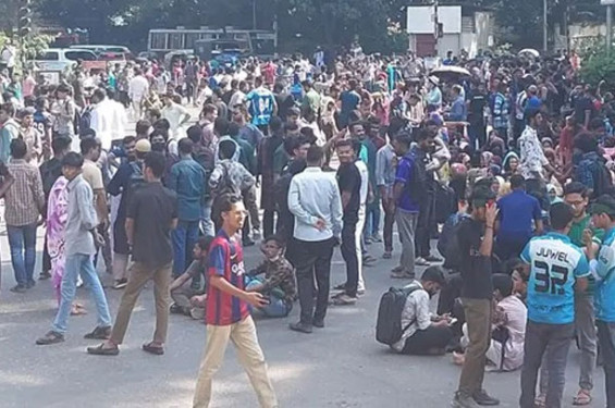 পাঁচ দফা দাবিতে শিক্ষা মন্ত্রণালয় মোড়ে অবস্থান নিয়েছে জবি শিক্ষার্থীরা