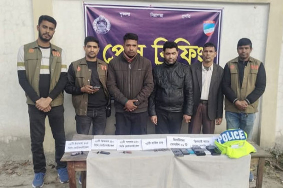 যশোরে পুলিশ পরিচয়ে ছিনতাই ও ডাকাতি, আটক ৩