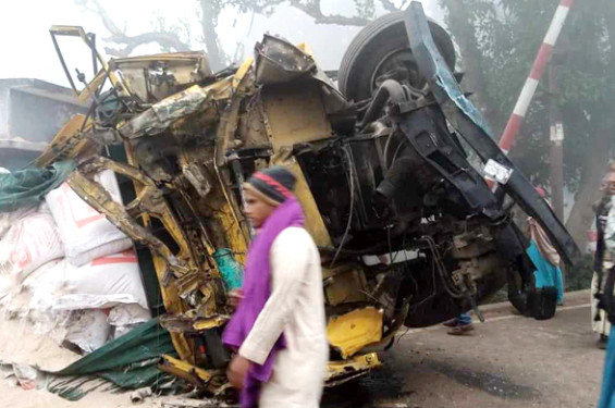 ট্রাকে ট্রেনের ধাক্কা, নিহত ২