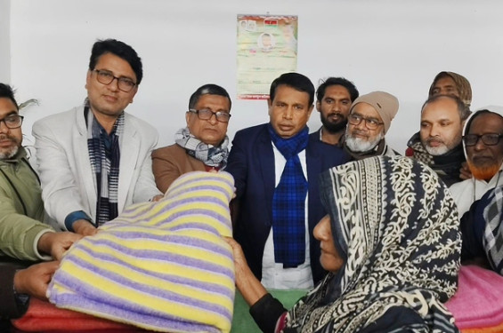 ঝিনাইদহে শীতার্তদের মাঝে কম্বল বিতরণ