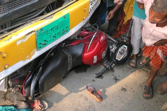 ঈদের শপিং করতে যাওয়ার সময় ট্রাক চাপায় মা-বাবা ও ছেলে নিহত