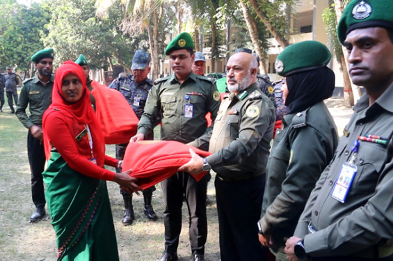 ঝিনাইদহে আনসার-ভিডিপি সদস্যদের মাঝে শীতবস্ত্র বিতরণ