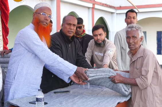 ঝিনাইদহে অসহায় দুস্থদের মাঝে শীতবস্ত্র বিতরণ