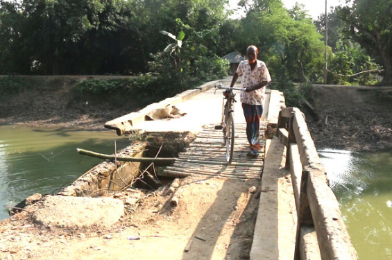 ঝিনাইদহে পানি উন্নয়ন বোর্ডের শতাধিক ব্রীজের বেহাল দশা, ঘটছে দুর্ঘটনা