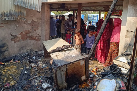 শৈলকুপায় অগ্নিকাণ্ডে পুড়ে ছাই বিএনপির কার্যালয় ও ব্যবসা প্রতিষ্ঠান