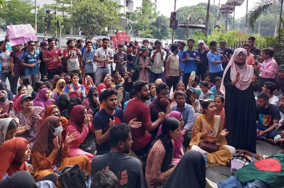জবি শিক্ষক-শিক্ষার্থীদের গণঅনশন শুরু