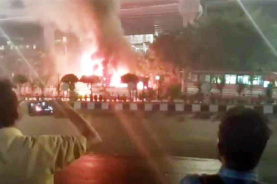 সন্ধ্যার পর ঢাকায় একের পর এক বাসে আগুন