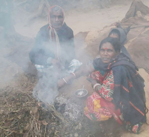 তীব্র শীতে কাঁপছে মৌলভীবাজার, ভোগান্তিতে চা শ্রমিকরা