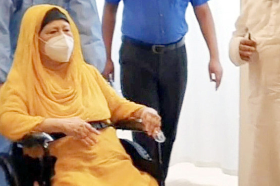 হাসপাতাল থেকে ভোট পরিস্থিতি পর্যবেক্ষণ করছেন খালেদা জিয়া