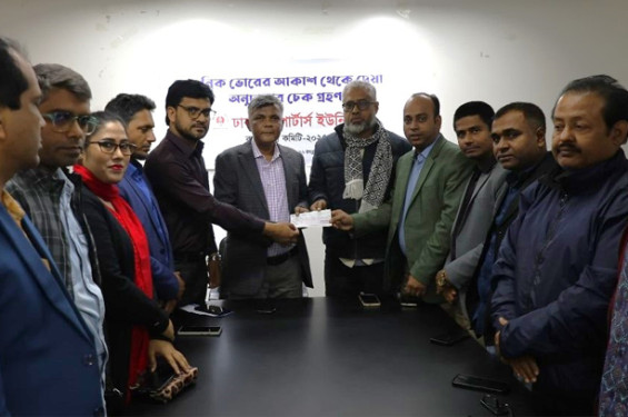 ডিআরইউকে ৫ লাখ টাকা অনুদান দিলো দৈনিক ভোরের আকাশ