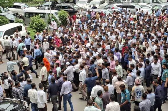 সরকারি চাকরি অধ্যাদেশ বাতিলের দাবিতে উত্তাল সচিবালয়